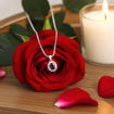 Diamantsmykke Rosett med 0,14ct WSI og safir i hvitt gull 14 kt - 27224