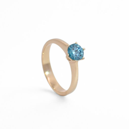 Forlovelesring i gult gull14kt med blå  Lab Grown diamant 0,68ct VVS2. Leticia - LG628442823