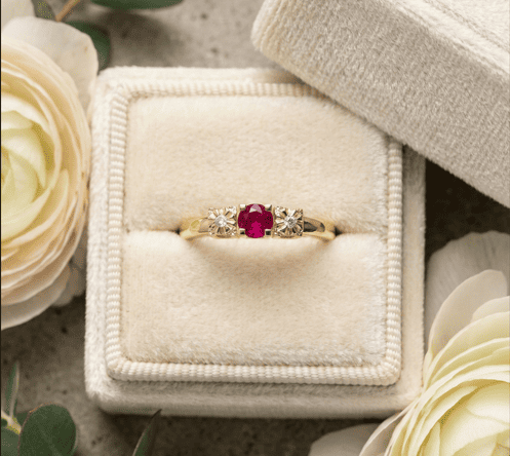 Diamantring i gult gull 14kt med rubin og 0,013 ct TW-Si - COC5000473rub