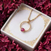 Gullsmykke i 14kt gull med rubin - Bur320574