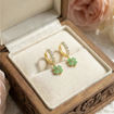 Kreoler i forgylt sølv med cirkonia og grønn firkløver. LIV - 701714