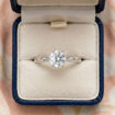 Forlovelsesring med Lab Grown diamant i 1.00 ct og River (E) - VVS2 - LG1001807hg