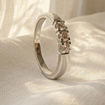 Iselin alliansering i hvitt gull med 3 diamanter - 8503010