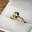Gullring Olivia i 14kt gult gull med oval midtstein grønn turmalin og 0,12ct W-Si sidesteiner - 57456