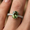 Gullring Olivia i hvitt gull med oval midtstein grønn turmalin og 0,12ct W-Si sidesteiner - 57457