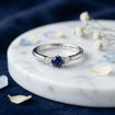 Gullring i hvitt gull 14kt med safir og diamanter 0.05 ct TW-Si - coc5000547sh